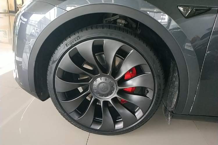 Used Tesla Model Y 2022 Performance High-Performance All-Wheel-Drive Version Left Front Wheel Hub