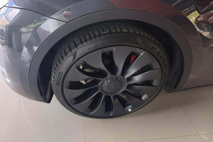 Used Tesla Model Y 2022 Performance High-Performance All-Wheel-Drive Version Left Front Wheel Hub