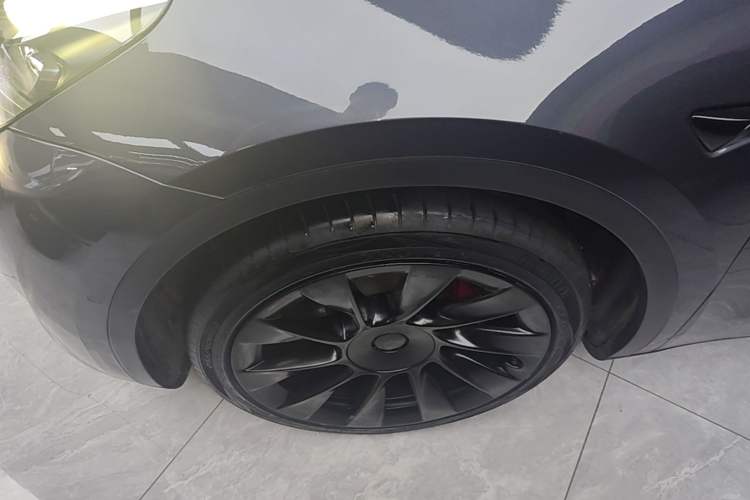 Used Tesla Model Y 2022 Long-Range All-Wheel-Drive Version Left Front Wheel Hub