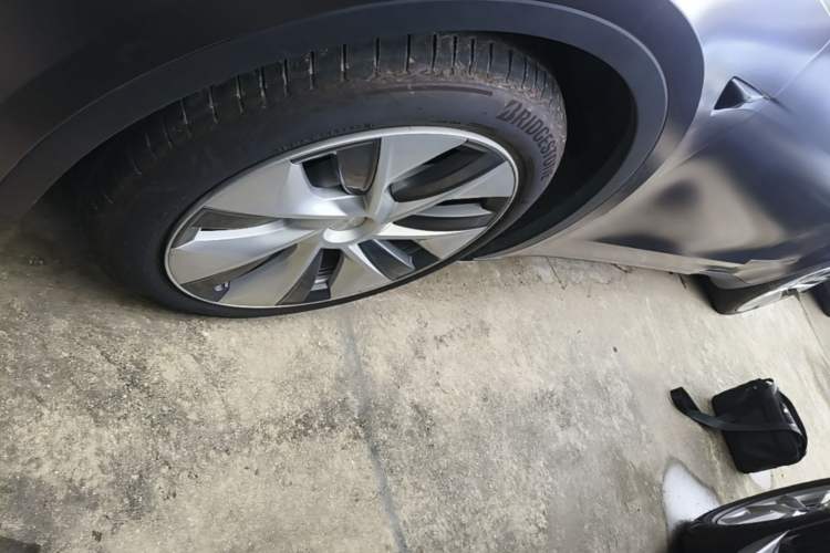 Used Tesla Model Y 2022 Rear-Wheel-Drive Version Left Front Wheel Hub