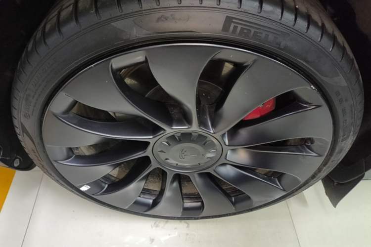 Used Tesla Model Y 2022 Performance High-Performance All-Wheel-Drive Version Left Front Wheel Hub