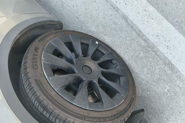 Used Tesla Model Y 2022 Long-Range All-Wheel-Drive Version Left Front Wheel Hub