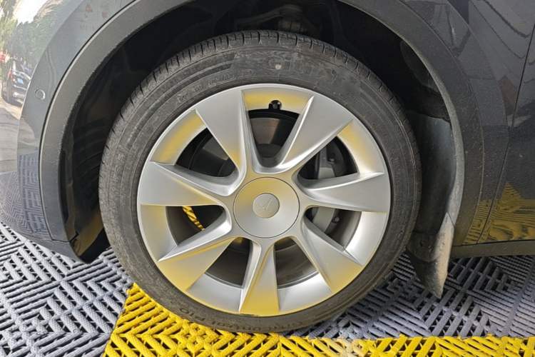 Used Tesla Model Y 2022 Rear-Wheel-Drive Version Left Front Wheel Hub