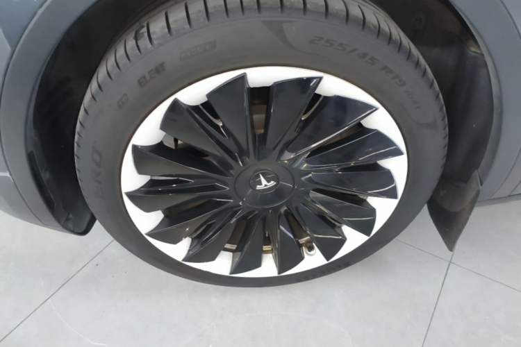 Used Tesla Model Y 2022 Revised Version Rear-Wheel Drive Left Front Wheel Hub