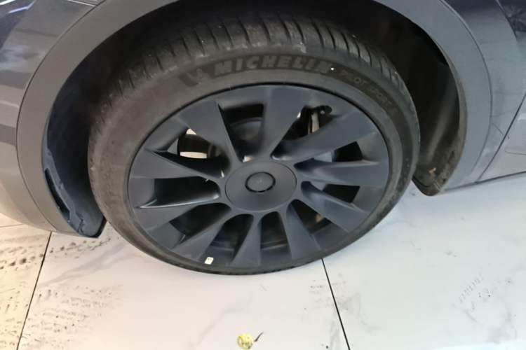 Used Tesla Model Y 2022 Long-Range All-Wheel-Drive Version Left Front Wheel Hub
