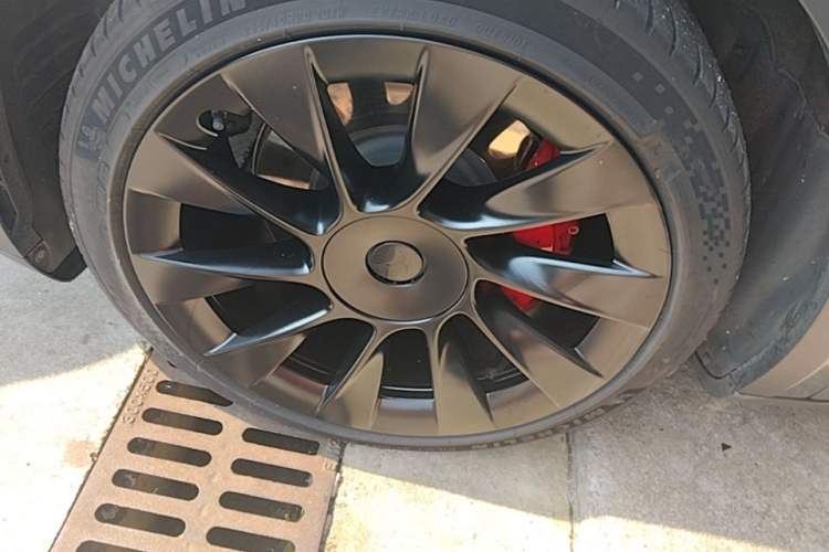 Used Tesla Model Y 2022 Long-Range All-Wheel-Drive Version Left Front Wheel Hub