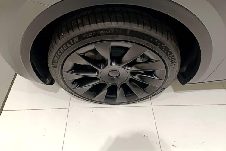 Used Tesla Model Y 2022 Rear-Wheel-Drive Version Left Front Wheel Hub