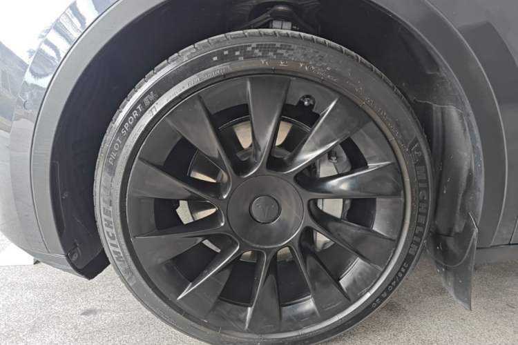 Used Tesla Model Y 2022 Long-Range All-Wheel-Drive Version Left Front Wheel Hub