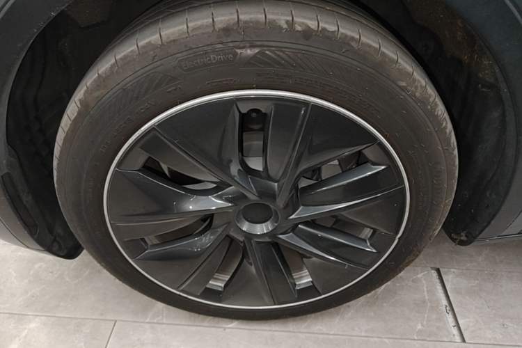Used Tesla Model Y 2022 Long-Range All-Wheel-Drive Version Left Front Wheel Hub