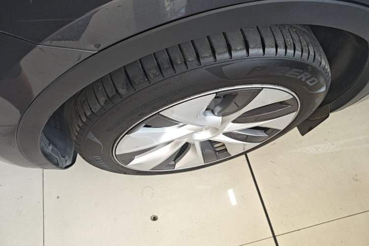 Used Tesla Model Y 2022 Rear-Wheel-Drive Version Left Front Wheel Hub