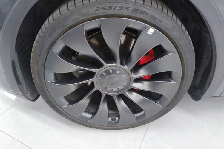 Used Tesla Model Y 2022 Performance High-Performance All-Wheel-Drive Version Left Front Wheel Hub