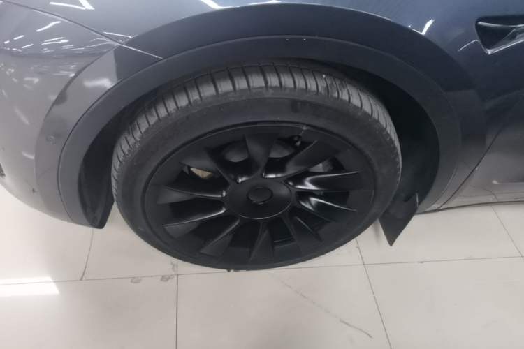 Used Tesla Model Y 2022 Long-Range All-Wheel-Drive Version Left Front Wheel Hub