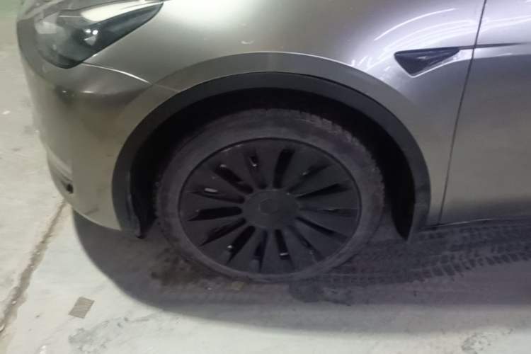 Used Tesla Model Y 2022 Long-Range All-Wheel-Drive Version Left Front Wheel Hub