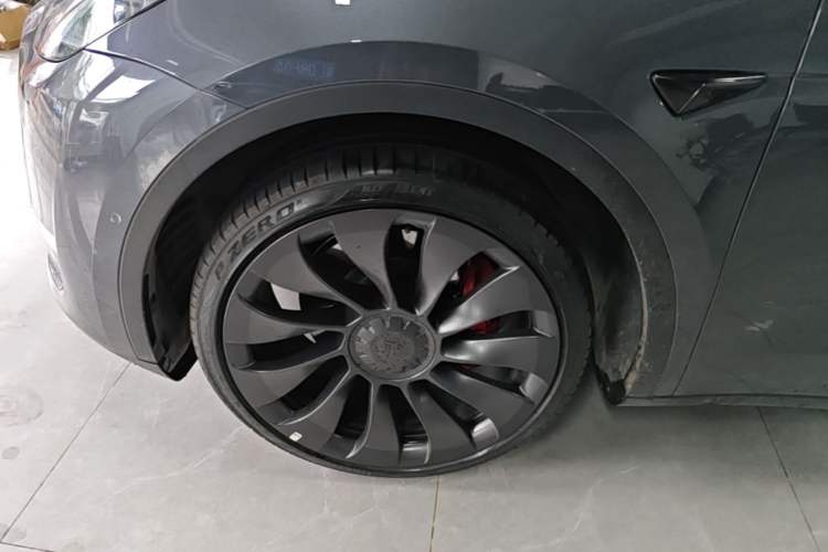 Used Tesla Model Y 2022 Performance High-Performance All-Wheel-Drive Version Left Front Wheel Hub