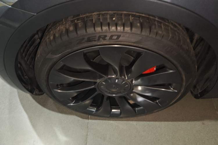 Used Tesla Model Y 2022 Performance High-Performance All-Wheel-Drive Version Left Front Wheel Hub