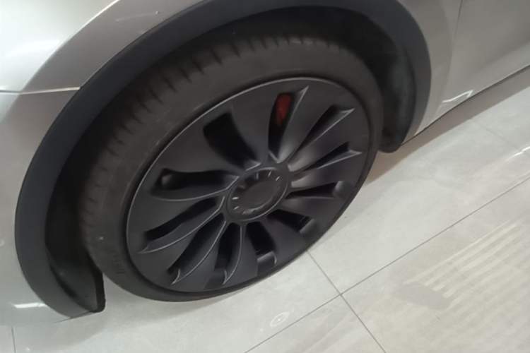 Used Tesla Model Y 2022 Performance High-Performance All-Wheel-Drive Version Left Front Wheel Hub