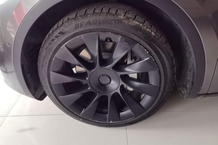 Used Tesla Model Y 2022 Long-Range All-Wheel-Drive Version Left Front Wheel Hub