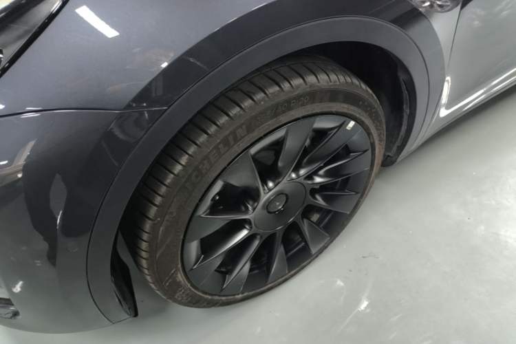 Used Tesla Model Y 2022 Long-Range All-Wheel-Drive Version Left Front Wheel Hub