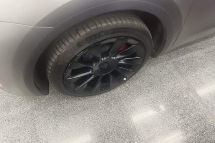 Used Tesla Model Y 2022 Long-Range All-Wheel-Drive Version Left Front Wheel Hub