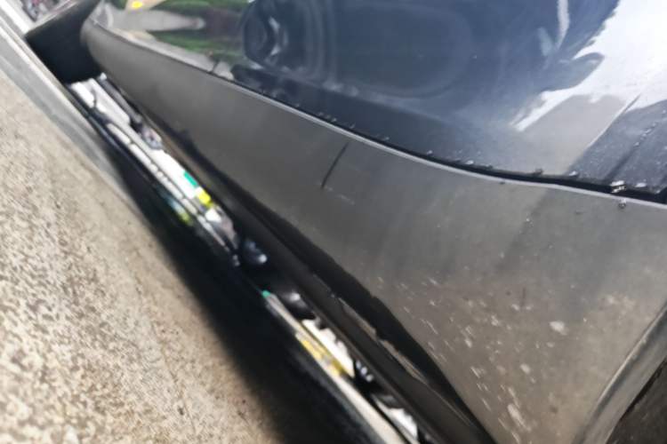 Used Tesla Model Y 2022 Performance High-Performance All-Wheel-Drive Version Left Side Sill