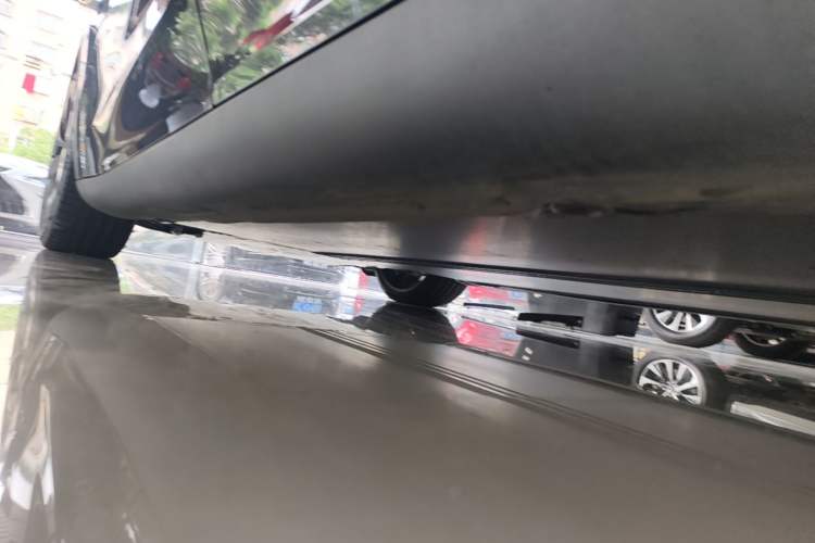 Used Tesla Model Y 2022 Performance High-Performance All-Wheel-Drive Version Left Side Sill