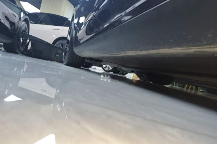 Used Tesla Model Y 2022 Long-Range All-Wheel-Drive Version Left Side Sill