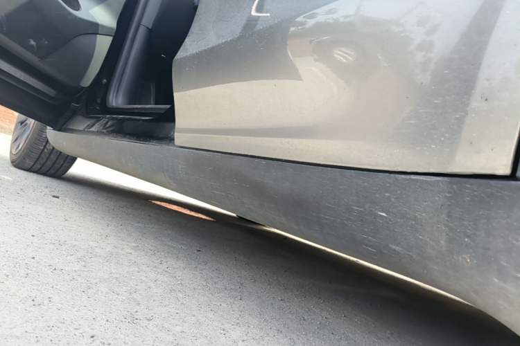 Used Tesla Model Y 2022 Long-Range All-Wheel-Drive Version Left Side Sill