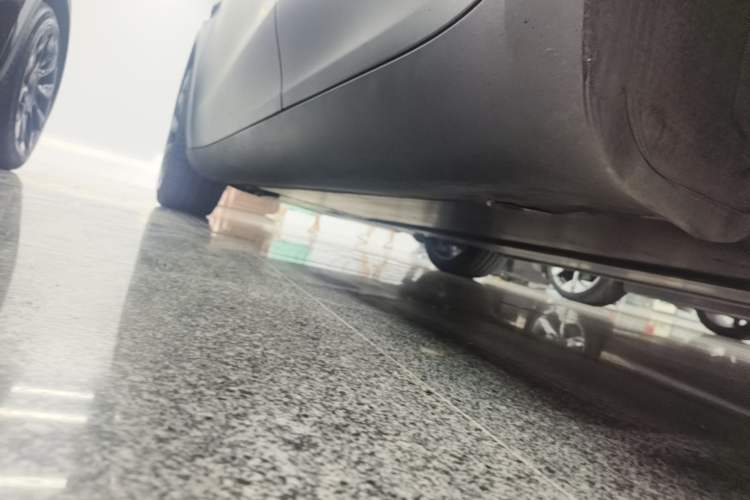 Used Tesla Model Y 2022 Long-Range All-Wheel-Drive Version Left Side Sill