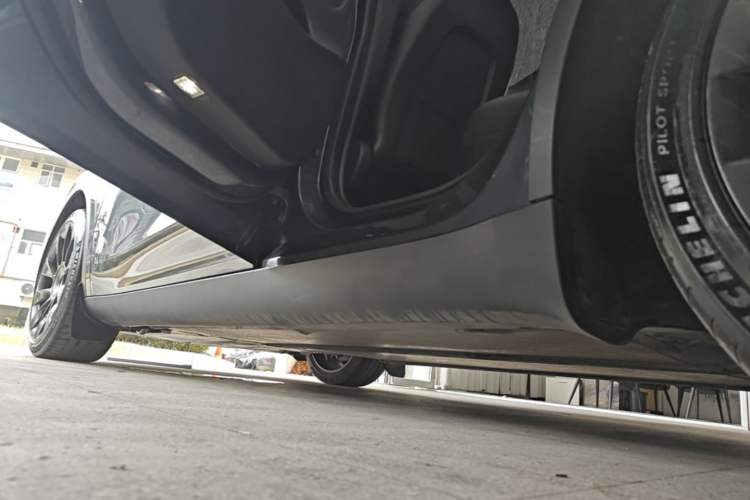 Used Tesla Model Y 2022 Long-Range All-Wheel-Drive Version Left Side Sill
