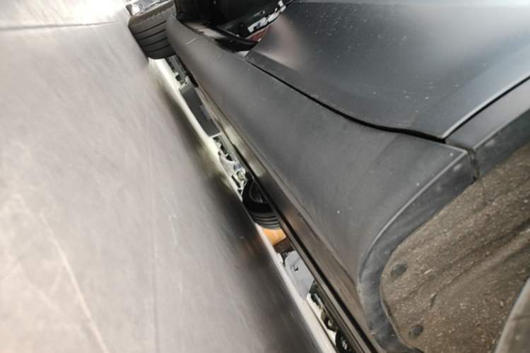 Used Tesla Model Y 2022 Long-Range All-Wheel-Drive Version Left Side Sill