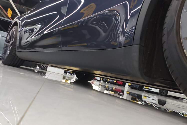Used Tesla Model Y 2022 Performance High-Performance All-Wheel-Drive Version Left Side Sill