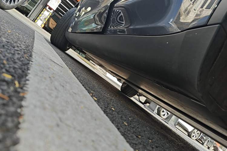 Used Tesla Model Y 2022 Long-Range All-Wheel-Drive Version Left Side Sill