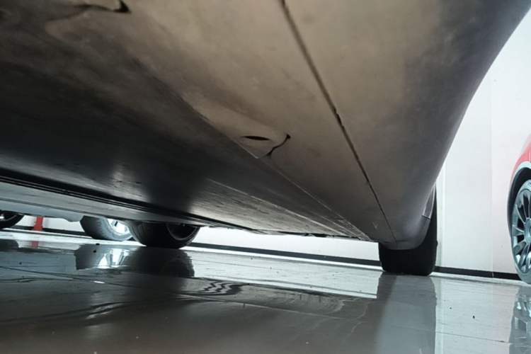 Used Tesla Model Y 2022 Performance High-Performance All-Wheel-Drive Version Left Side Sill