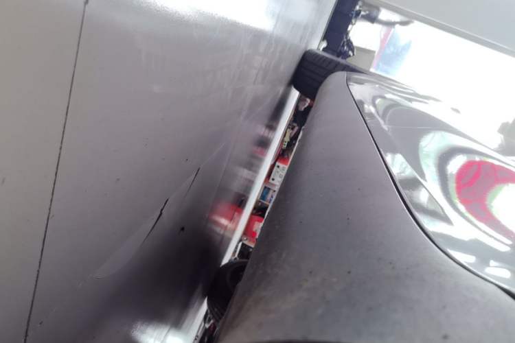 Used Tesla Model Y 2022 Long-Range All-Wheel-Drive Version Left Side Sill