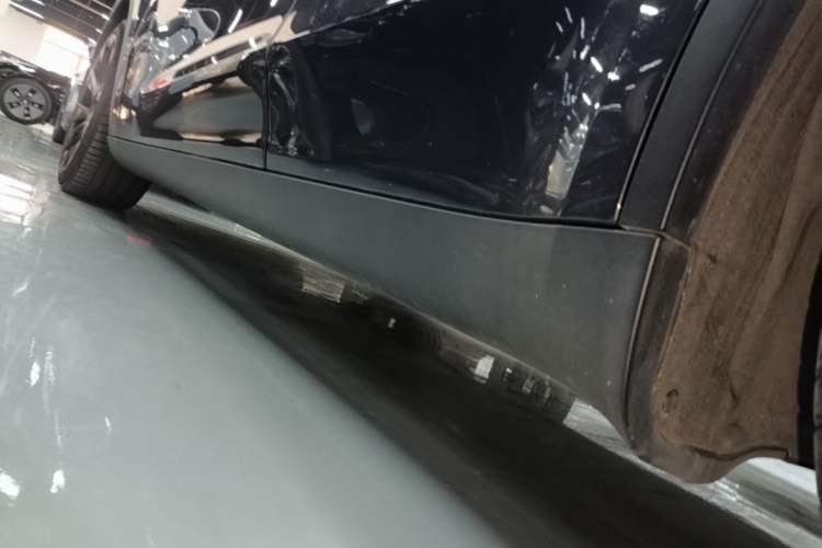 Used Tesla Model Y 2022 Long-Range All-Wheel-Drive Version Left Side Sill