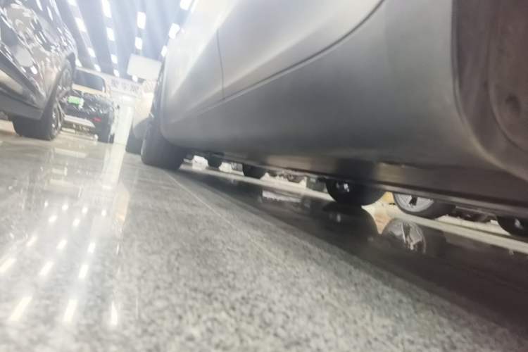Used Tesla Model Y 2022 Long-Range All-Wheel-Drive Version Left Side Sill