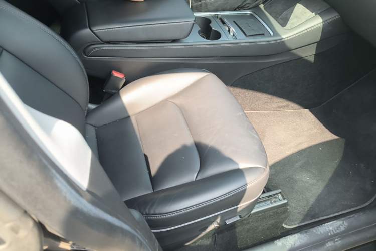 Used Tesla Model Y 2022 Long-Range All-Wheel-Drive Version Right Front Seat