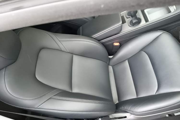 Used Tesla Model Y 2022 Rear-Wheel-Drive Version Right Front Seat