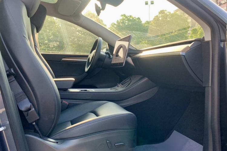Used Tesla Model Y 2022 Rear-Wheel-Drive Version Right Front Seat