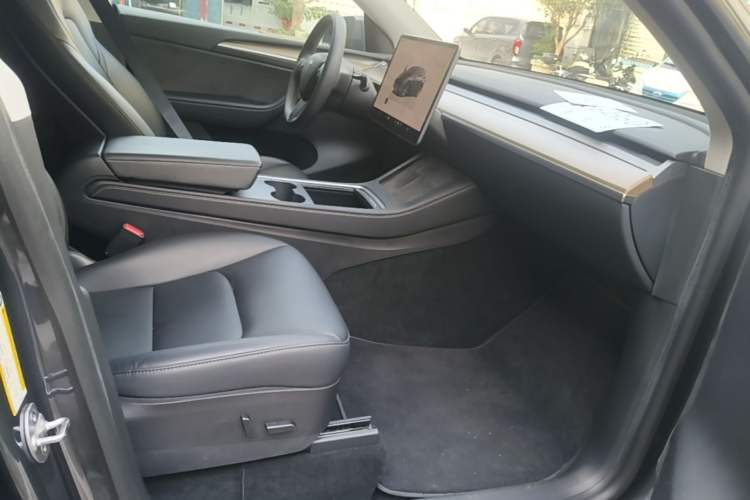 Used Tesla Model Y 2022 Rear-Wheel-Drive Version Right Front Seat