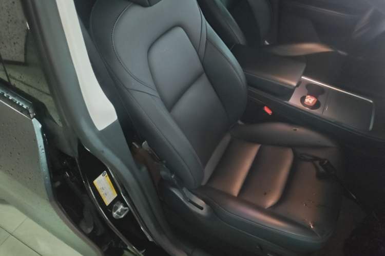 Used Tesla Model Y 2022 Rear-Wheel-Drive Version Right Front Seat