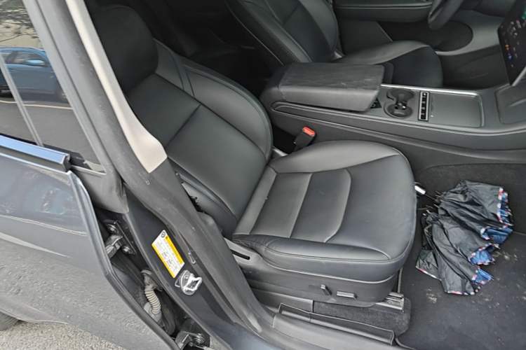 Used Tesla Model Y 2022 Long-Range All-Wheel-Drive Version Right Front Seat