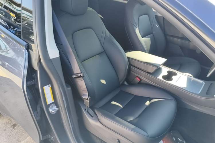 Used Tesla Model Y 2022 Rear-Wheel-Drive Version Right Front Seat