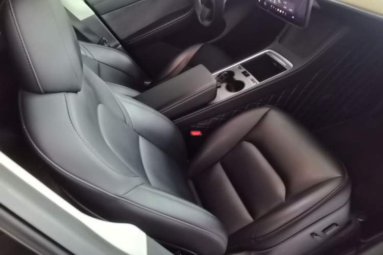 Used Tesla Model Y 2022 Long-Range All-Wheel-Drive Version Right Front Seat