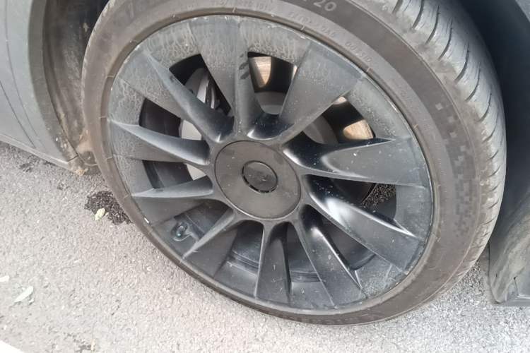 Used Tesla Model Y 2022 Rear-Wheel-Drive Version Right Front Wheel Hub