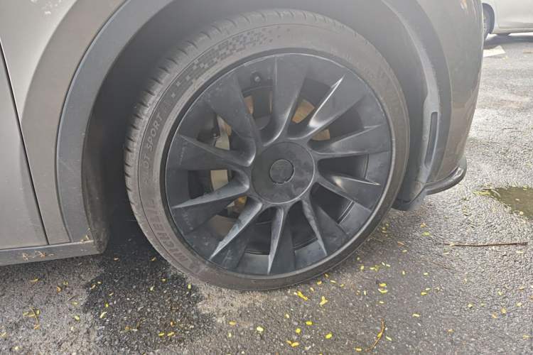 Used Tesla Model Y 2022 Rear-Wheel-Drive Version Right Front Wheel Hub