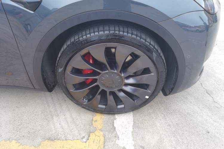 Used Tesla Model Y 2022 Performance High-Performance All-Wheel-Drive Version Right Front Wheel Hub