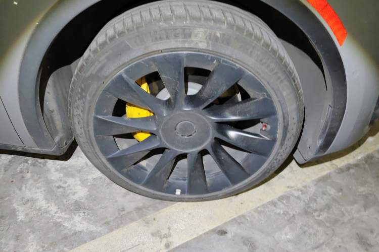 Used Tesla Model Y 2022 Rear-Wheel-Drive Version Right Front Wheel Hub