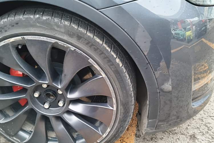Used Tesla Model Y 2022 Performance High-Performance All-Wheel-Drive Version Right Front Wheel Hub