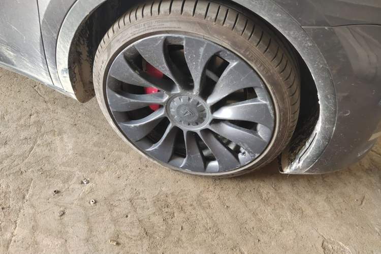 Used Tesla Model Y 2022 Performance High-Performance All-Wheel-Drive Version Right Front Wheel Hub